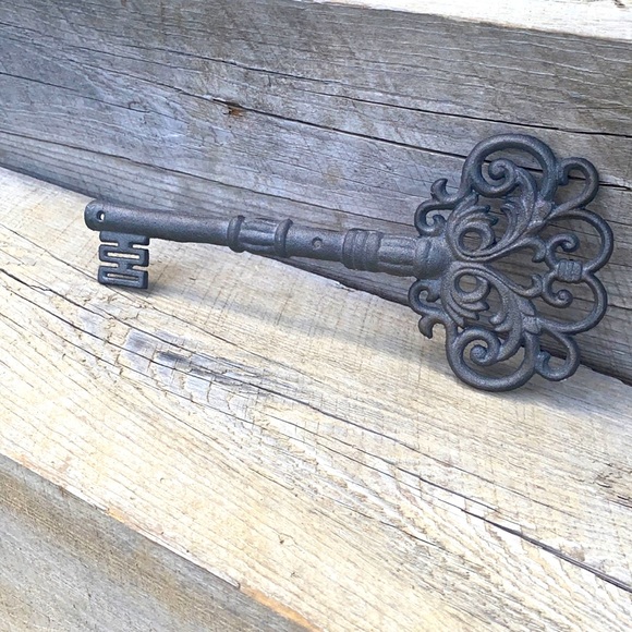 Rustic Cast Iron Key Decor - Picture 2 of 3